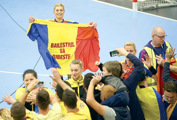 La finalul meciului,  româncele au petrecut  alături de fanii veniţi din ţară