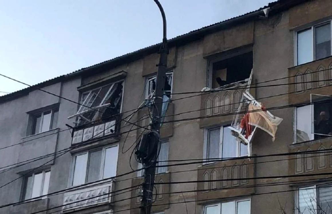 
    Apartamentul de la etajul 4 a sărit în aer, astfel că geamurile și tencuiala s-au făcut prafCaptura: Antena 1  