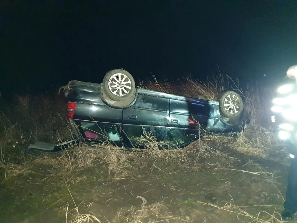 Maşina s-a răsturnat pe câmp FOTO ISU Ialomiţa