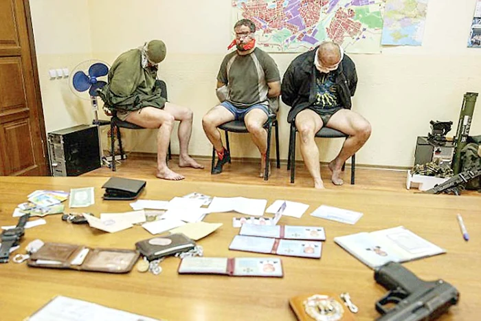 
    Imaginile şocante cu cei trei prizonieri dezbrăcaţi şi legaţi  au făcut înconjurul lumii (Fotografii: Reuters)  