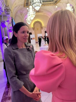 Andreea Esca cu Prrima Doamnă Mirabela Grădinaru la Gala Fundaţiei Renaşterea   Instagram (1) jpg