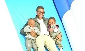 Usher a făcut  deliciul celor din  jur cu şosetele  lui roz(foto: northfoto) jpeg