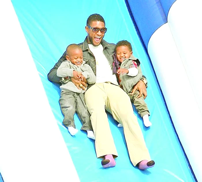 Usher a făcut  deliciul celor din  jur cu şosetele  lui roz(foto: northfoto)