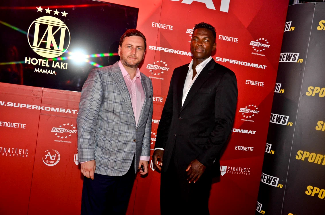 
    Bonjasky e de patru ori campion mondial la K1 şi are un palmares de 96 de victorii în kickboxing, dintre care 40 prin KOFoto Click!  