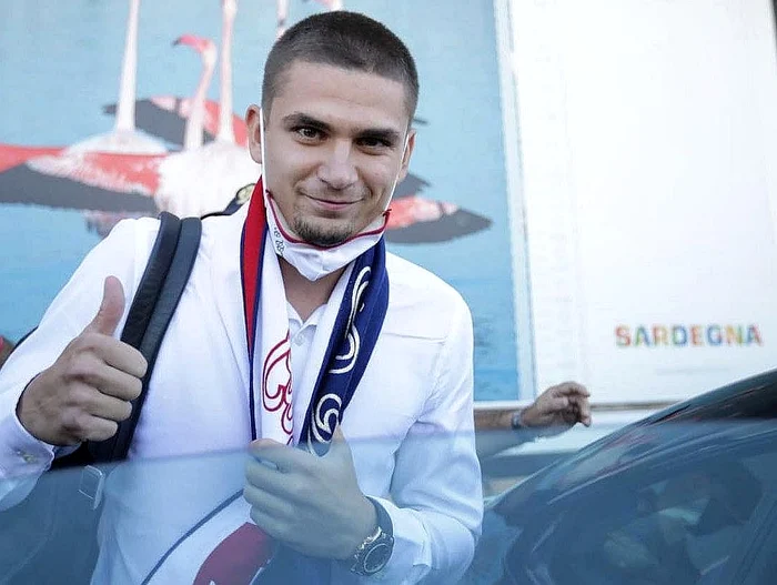 
    Răzvan Marin i-a salutat pe fanii lui Cagliari la sosirea în SardiniaFoto:  Facebook/Cagliari  