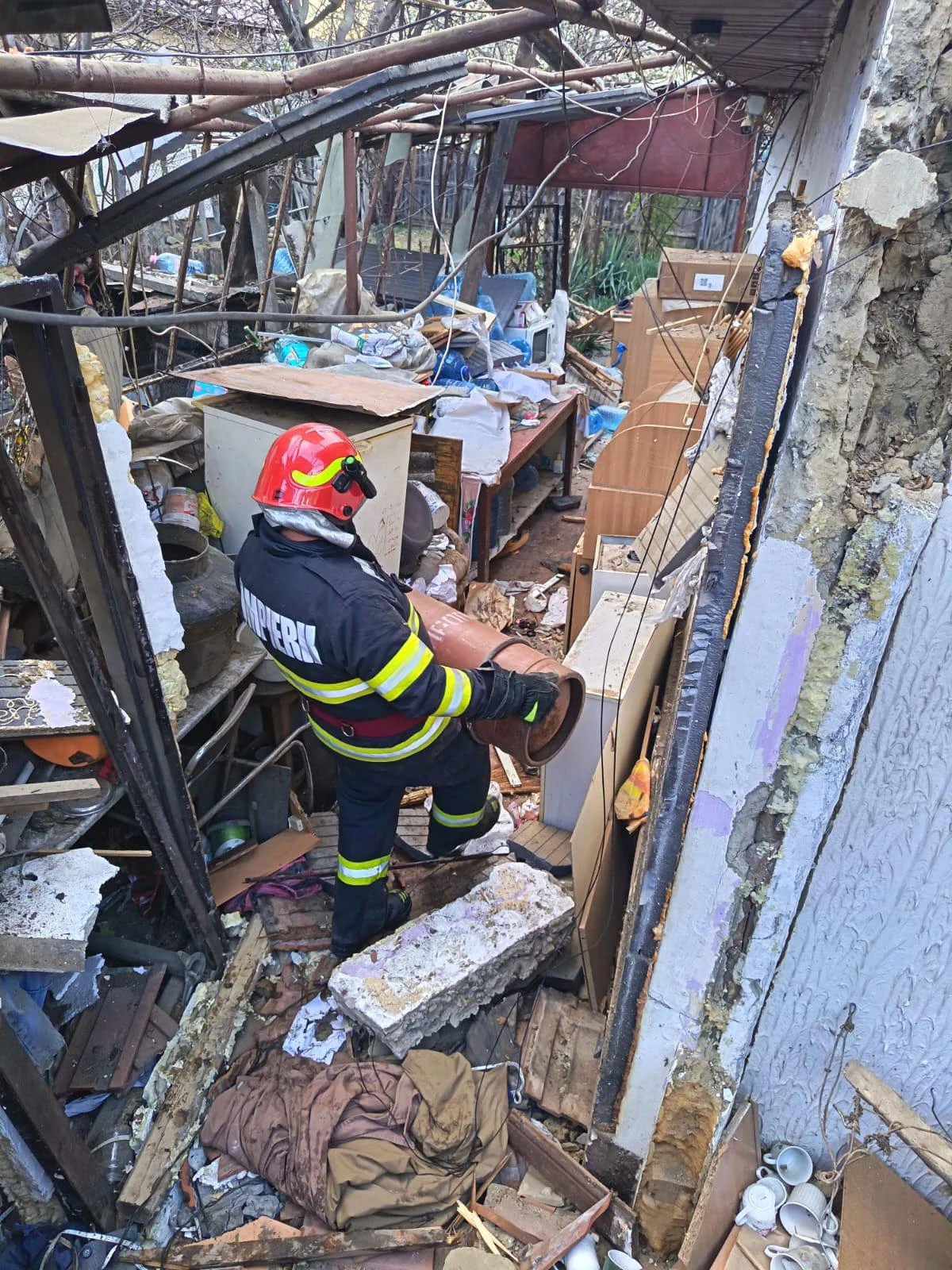 Un bărbat de 86 de ani a fost dus cu elicopterul SMURD după o explozie. Pompierii, îngroziți de ce au găsit în casă: opt butelii legate în serie