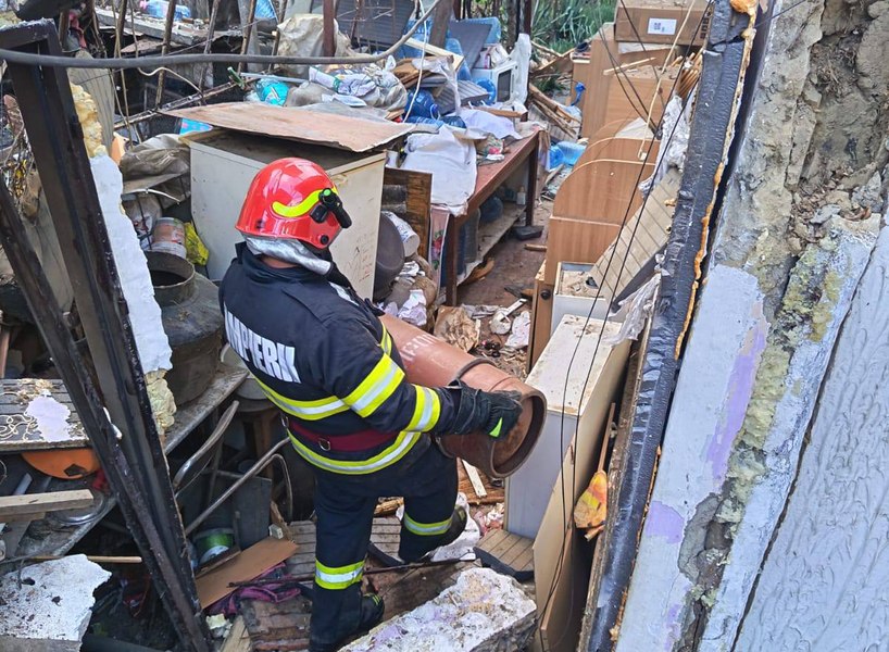Un bărbat de 86 de ani a fost dus cu elicopterul SMURD după o explozie. Pompierii, îngroziți de ce au găsit în casă: opt butelii legate în serie