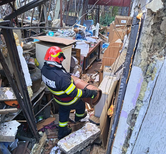 Pompierii au scos buteliile din locuință. FOTO ISU Prahova sursa Informația Prahovei