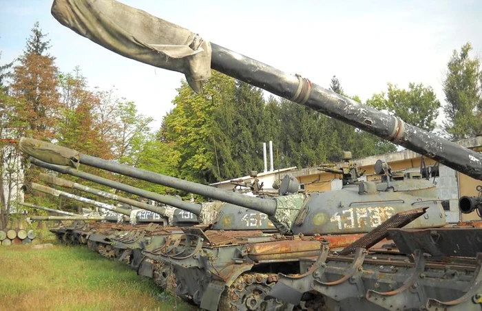Tancurile de la Unitatea Militară din Lipova FOTO S.Miat