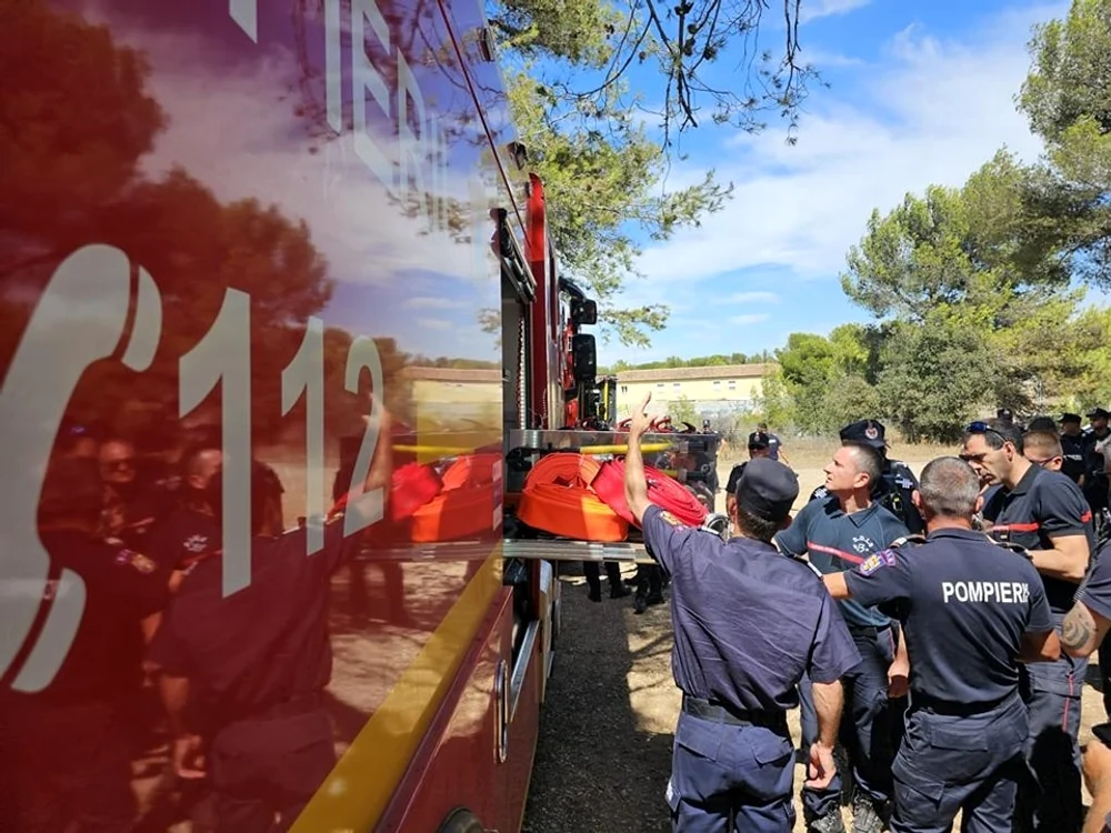 Pompieri români ajută la stingerea incendiilor în Grecia