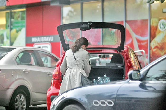 S-a chinuit cu  un bax de apă plată