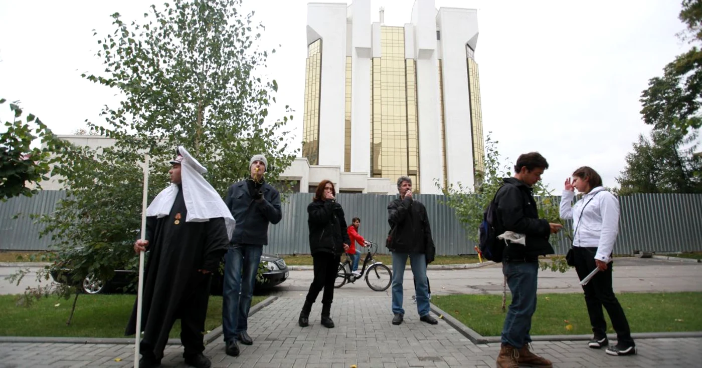 Grupul de protestatari a pichetat Reşedinţa de Stat