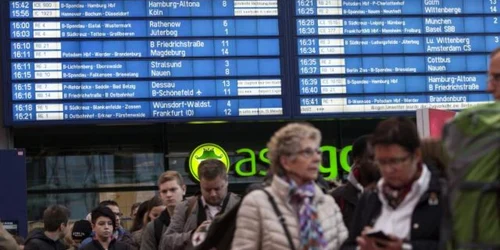 Pasageri din Germania asteapta reluarea curselor Deutsche Bahn FOTO AFP