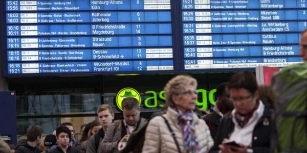 Pasageri din Germania asteapta reluarea curselor Deutsche Bahn FOTO AFP