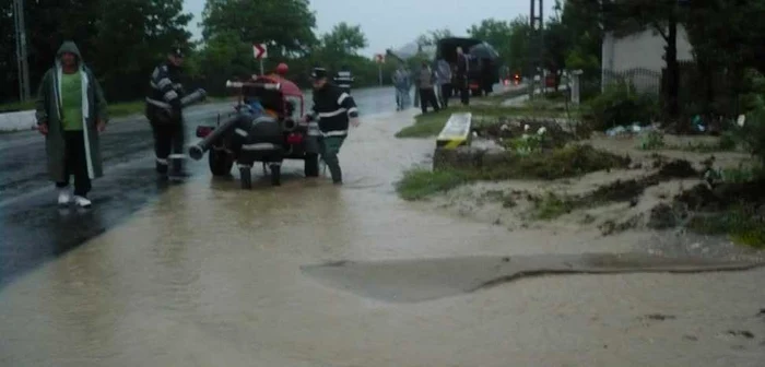 Gospodăriile au fost inundate (Foto Arhivă)