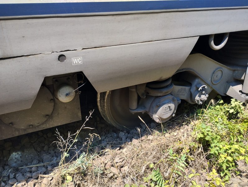 ALERTĂ. 200 de călători au rămas în câmp după ce trenul internațional Curtici - București Nord a deraiat