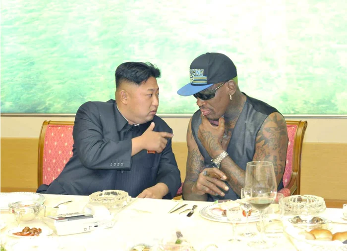 Dictatorul coreean, Kim Jon Un și baschetbalistul Dennis Rodman stând la o masă