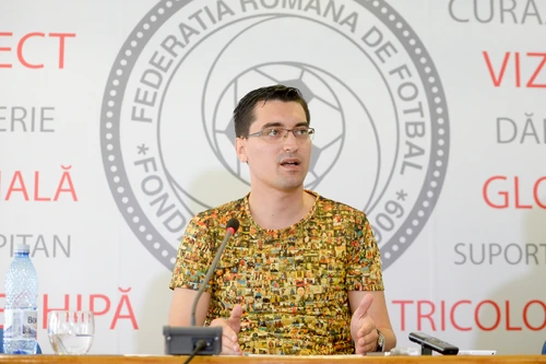 Burleanu a purtat la conferința de presă un tricou pe care erau imprimate fețele suporterilor care și-au luat bilete virtuale.jpg