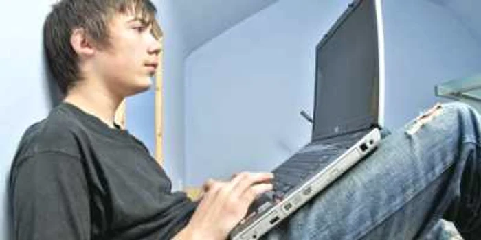Persoanele conectate permanent la mediul online sunt supuse unei avalanşe de informaţii care le suprasolicită psihic
