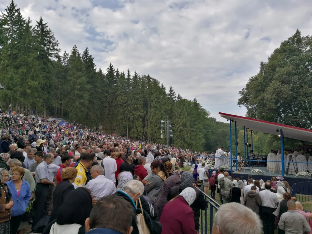 Zeci de mii de oameni au asistat la slujba de la Mănăstirea Nicula. FOTO: Remus Florescu