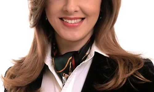 Mirela Păduraru este consilier în estetică şi trainer de cosmetică şi machiaj png