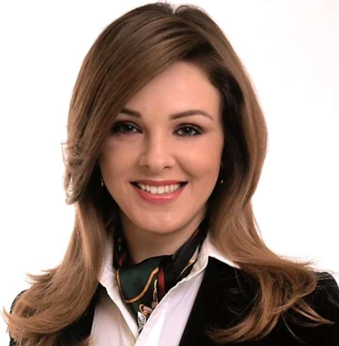 Mirela Păduraru este consilier în estetică şi trainer de cosmetică şi machiaj