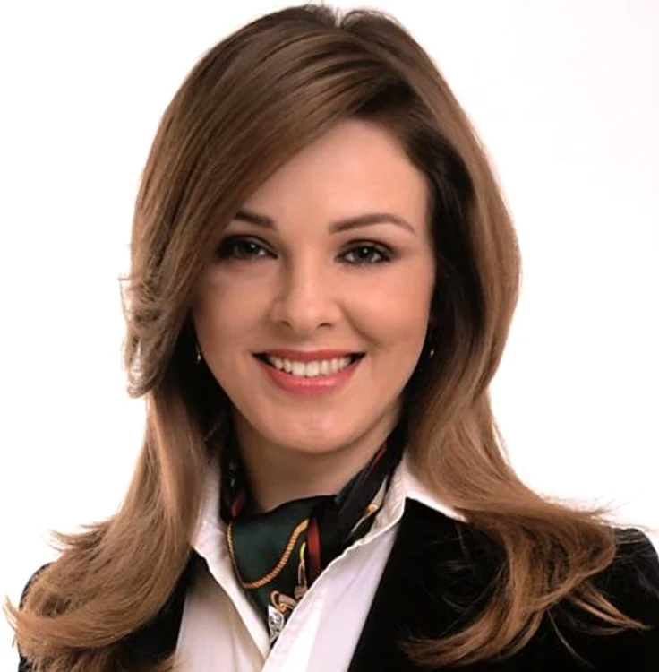 Mirela Păduraru este consilier în estetică şi trainer de cosmetică şi machiaj