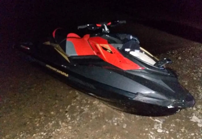 
    Pompierii şi scadandrii din Giurgiu au intervenit pentru a salva un bărbat şi o femeie care se dădeau cu un skijet pe Canalul Plantelor din municipiul GiurgiuFOTO: ISU Giurgiu  