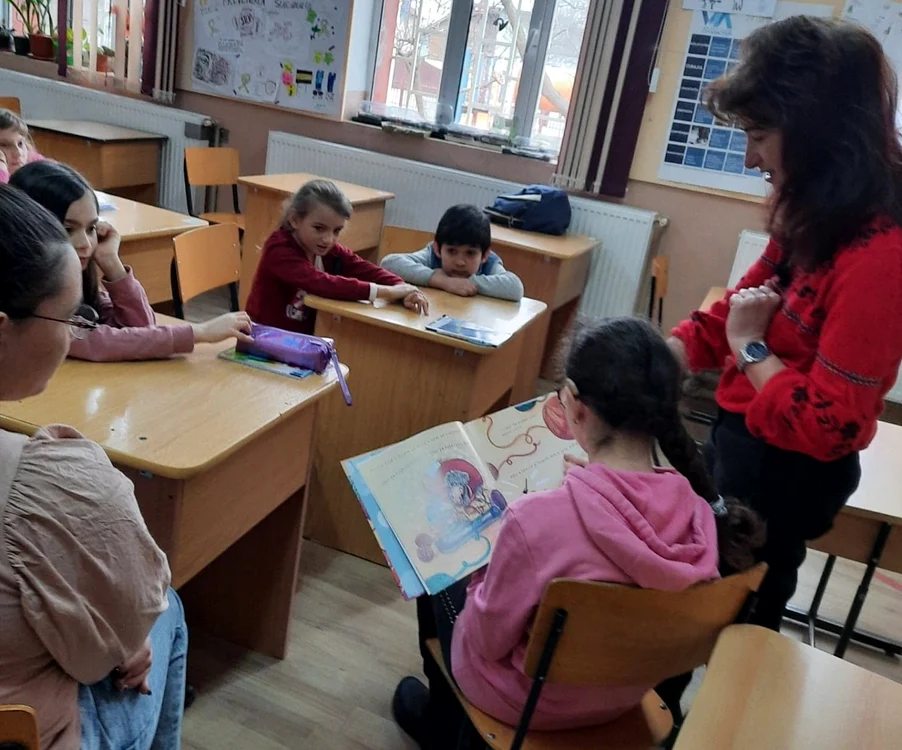 Liliana Chivulescu alături de elevii săi FOTO arhiva personală
