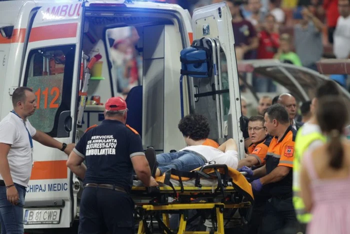 
    Antrenorul a fost luat de la stadion cu ambulanţa şi transportat la Spitalul de Urgenţă Floreasca foto: Inquam/ Octav Ganea  