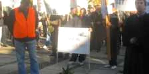 Aproximativ 200 de protestatari au pichetat Palatul Administrativ