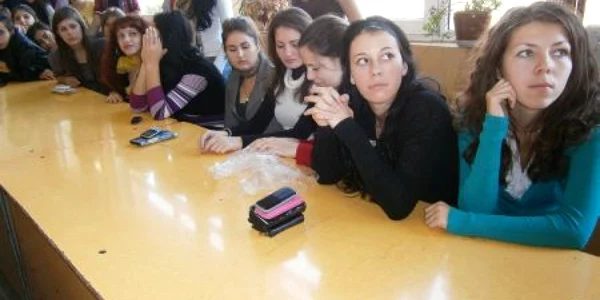Elevele au palpat sânii de silicon ca să descopere nodulii