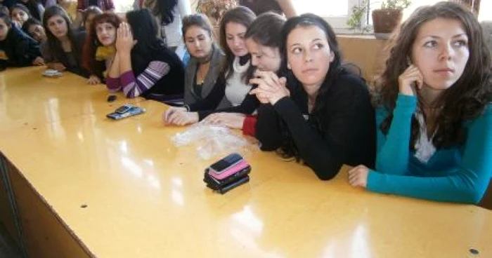 Elevele au palpat sânii de silicon ca să descopere nodulii