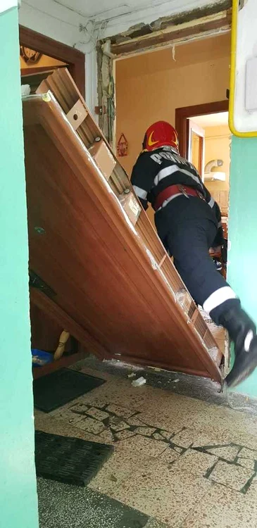 Explozie într-un bloc din ReşiţaFoto News.ro