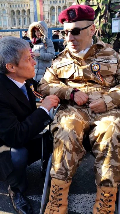 Premierul a vorbit şi cu unul dintre miliatrii răniţi care din pricina handicapului nu a putut defila