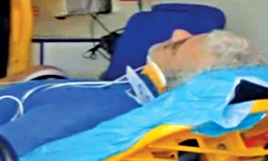 Solistul (44 de ani) nu se poate ridica din pat, cu gâtul imobilizat într un guler medicinal jpeg