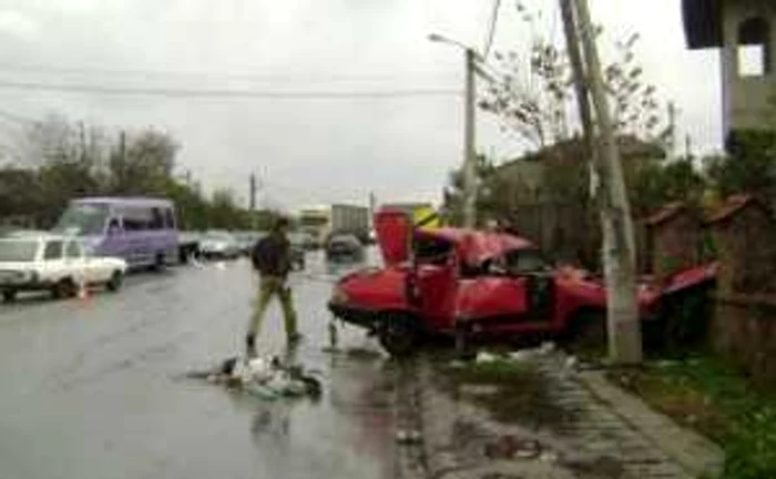 Turnu Severin: UPDATE- Trei tineri au intrat cu Dacia într-un stâlp de iluminat