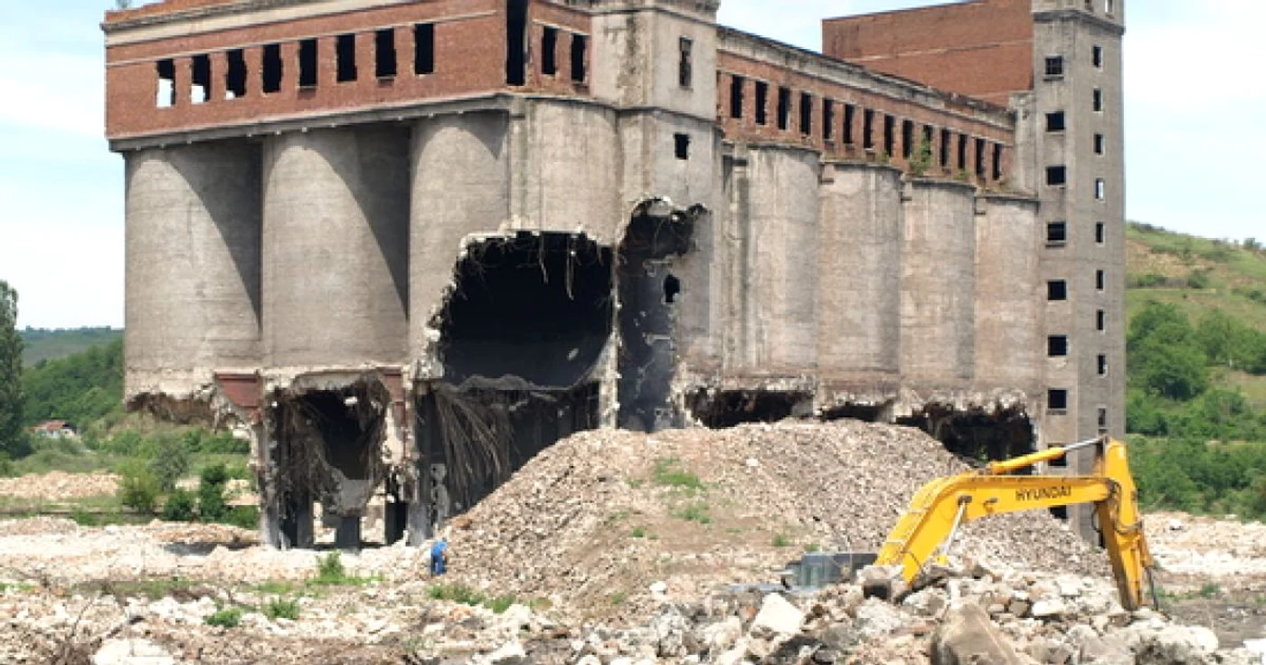 Ruine ale combinatului siderurgic din Hunedoara.