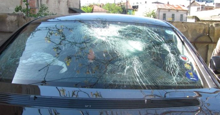 Oamenii legii susţin că autocolantele se pot falsifica foarte uşor