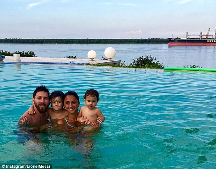 
    Lionel Messi, în piscină alături de cei dragi. Când nu e deranjat de vecini!Foto Click!  