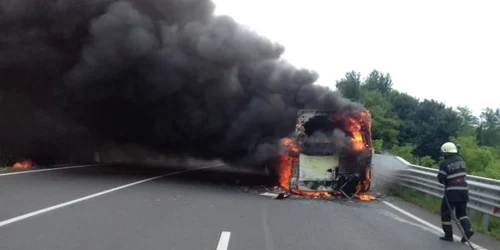 Un incident petrecut pe Drumul Naţional 76 Deva – Brad le-a dat fiori şoferilor care circulau prin zonă. Un autobuz a fost mistuit de flăcări.