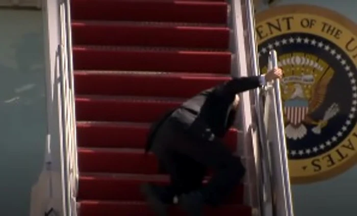 Președintele american Joe Biden s-a împiedicat și a căzut de două oriFoto: Captură Video