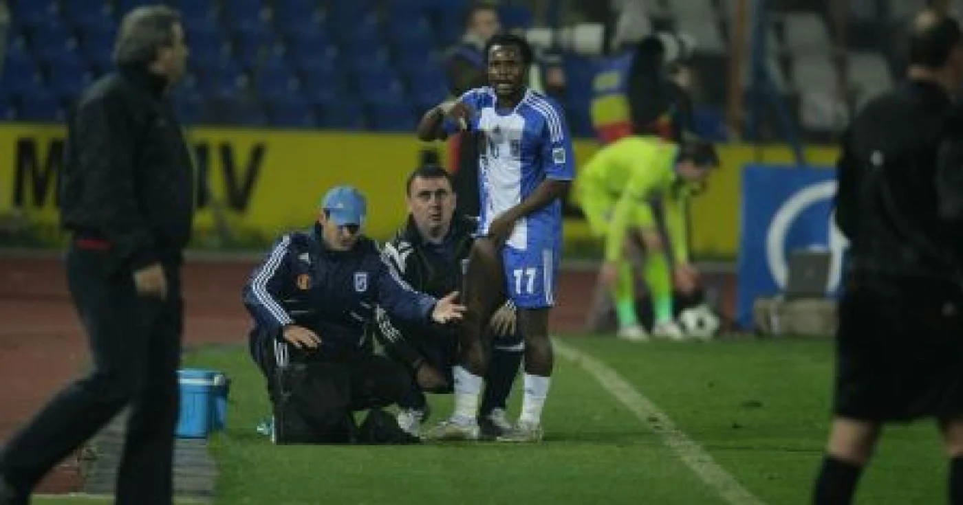 Julius Wobay, părăsind terenul în timp ce Steaua ataca