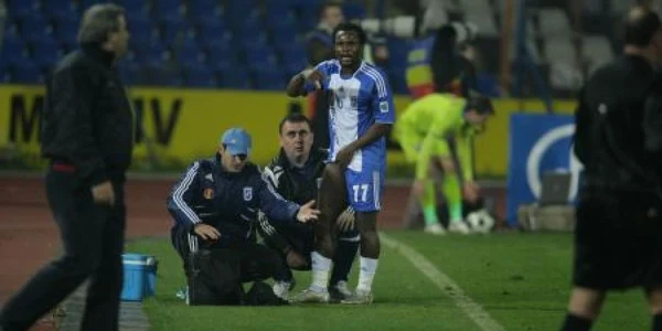 Julius Wobay, părăsind terenul în timp ce Steaua ataca