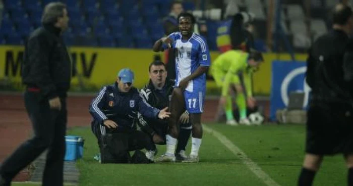Julius Wobay, părăsind terenul în timp ce Steaua ataca