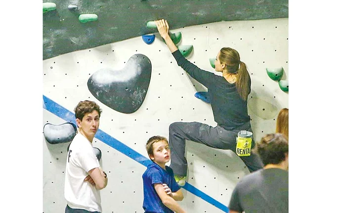 
    Diva a făcut o vizită la o sală de escaladă împreună cu fiul Knox Foto: profimedia  