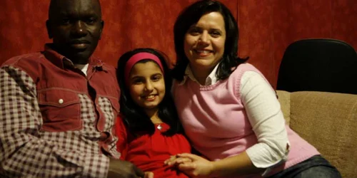 Sara împreună cu părinţii ei / Foto: Thomas Câmpean