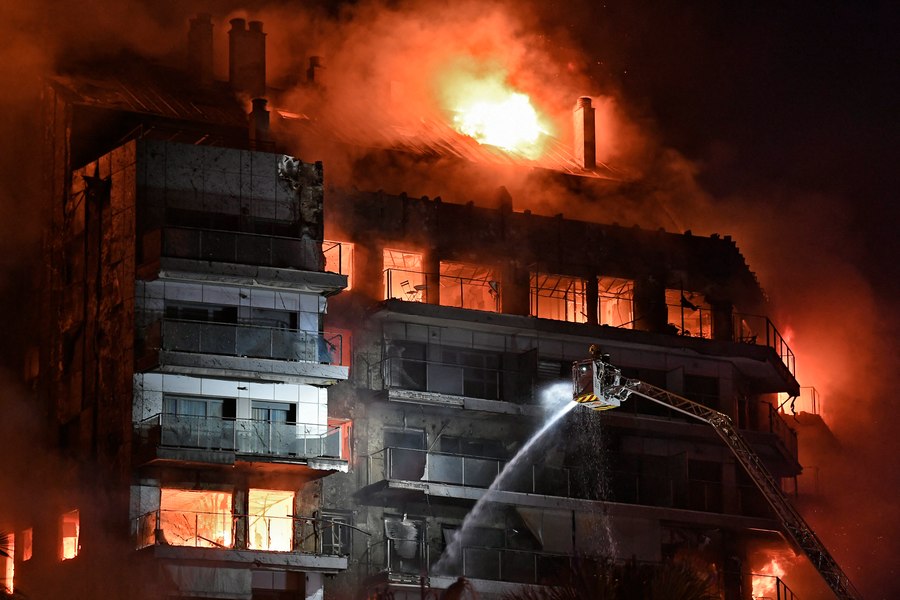 Două românce, mamă și fiică, care locuiau în blocul din Valencia distrus de incendiu sunt de negăsit. Reacția MAE