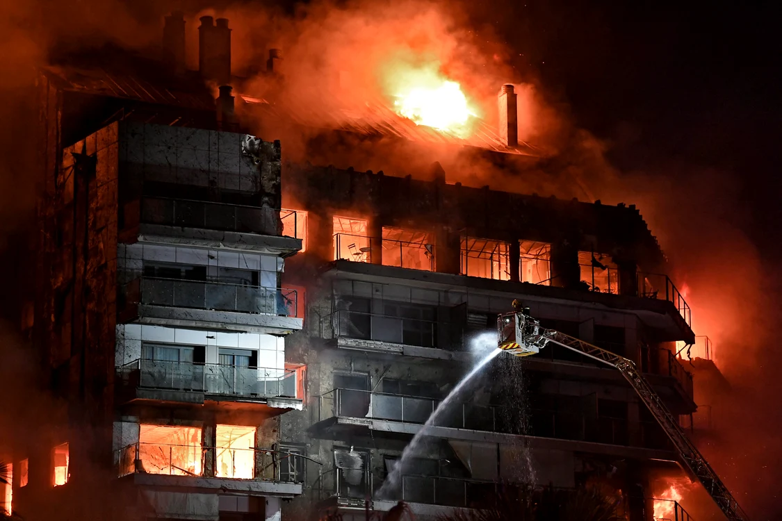 Blocul din Valencia a ars ca o torță
