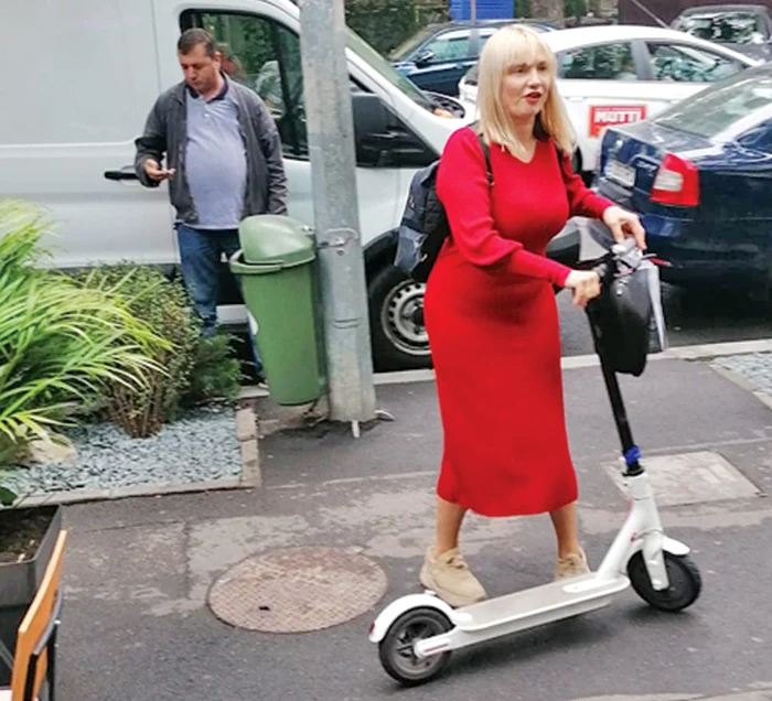 
    Actrița se plimbă  prin oraş pe două roţi  